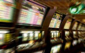 Antarmuka aplikasi mahjong222 menampilkan menu utama dengan opsi deposit dan akun